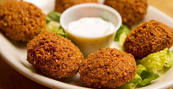 topping and serving felafel