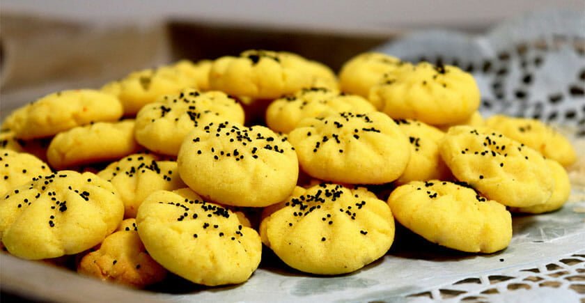 Persian rice cookie is usually topped with purslane powder or poppy seeds